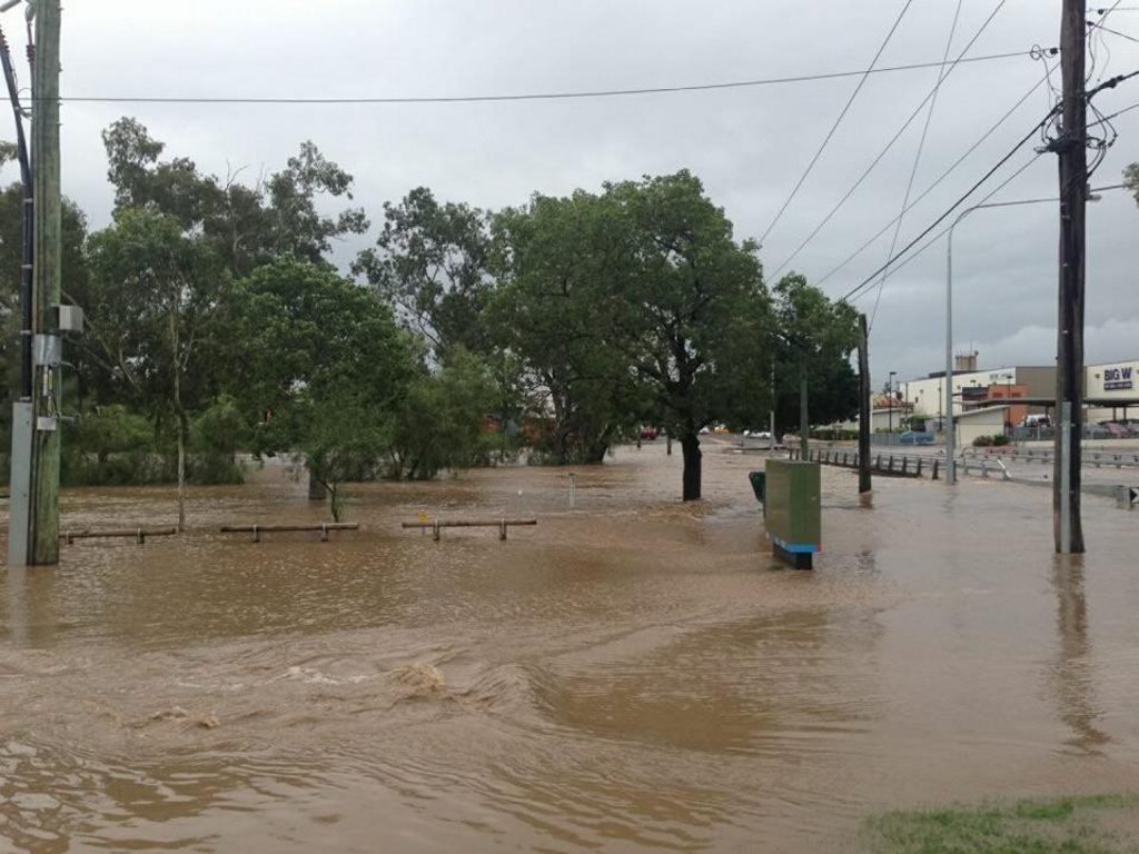 Lives and property at risk as Queensland town of Dalby floods ...